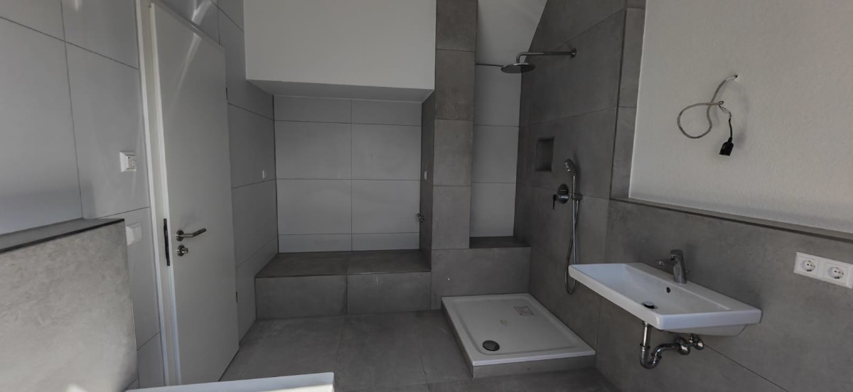 3 Zi Maisonette Penthouse mit Einbauküche WHG10 - Bad (11225)