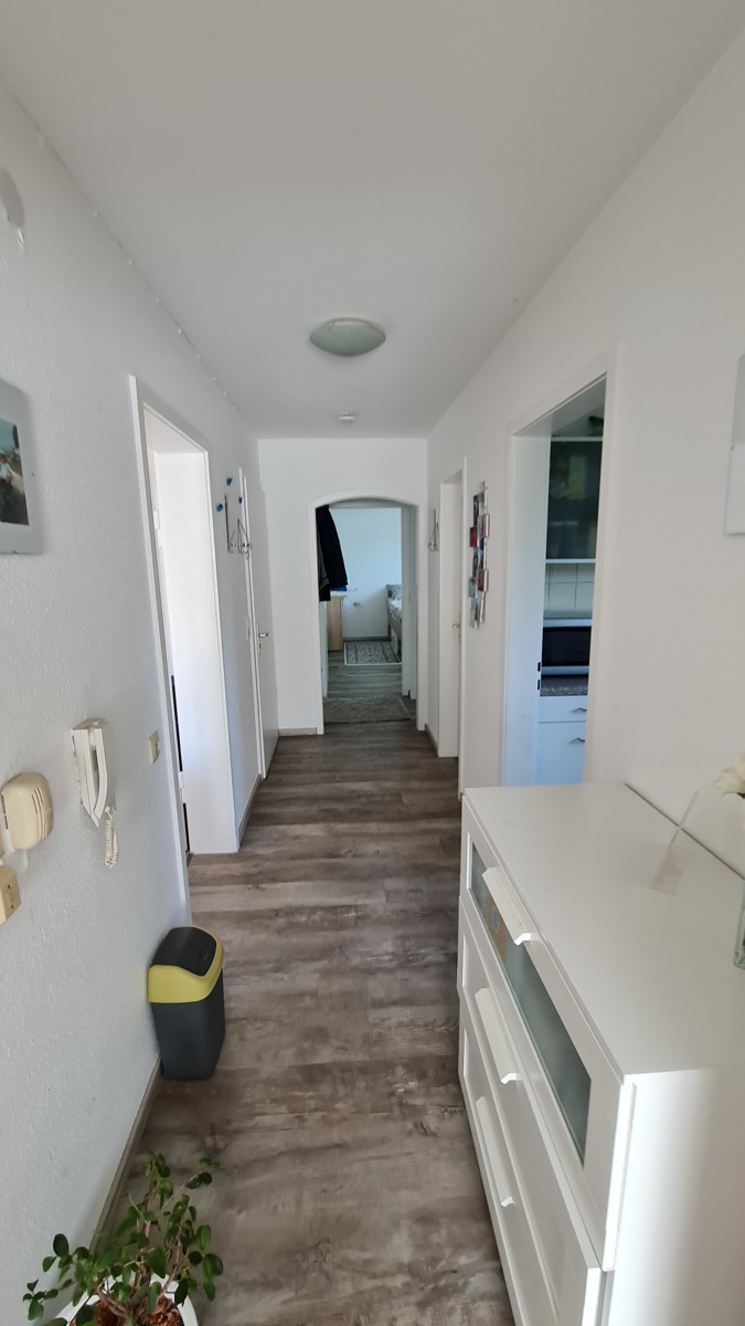 3 Zimmer Wohnung in Wohn-und Geschäftshaus in Ostfildern-Scharnhausen - Flur (10033)