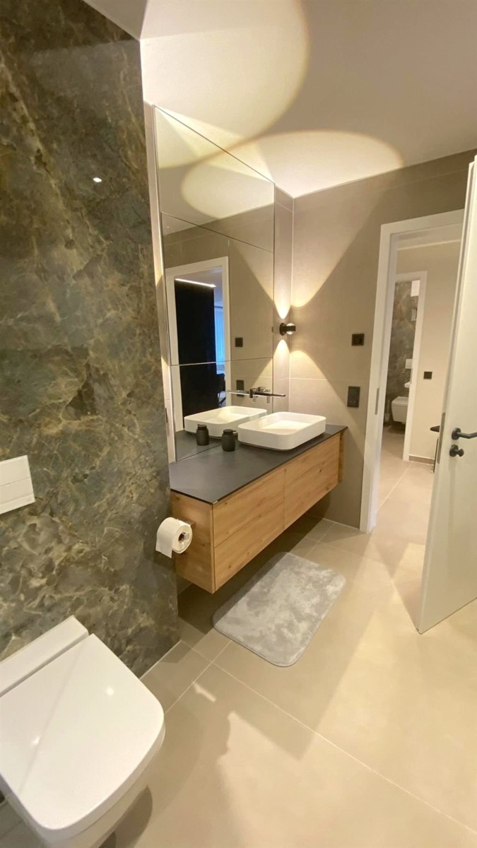 3-Zimmer-Wohnung, Terrasse, eigener Garten, Küche, voll möbliert, Einzel-Garage - Bad.jpg (8466)