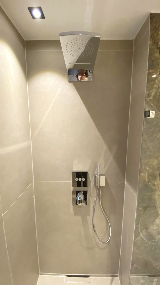 3-Zimmer-Wohnung, Terrasse, eigener Garten, Küche, voll möbliert, Einzel-Garage - Regen-Dusche.jpg (8464)